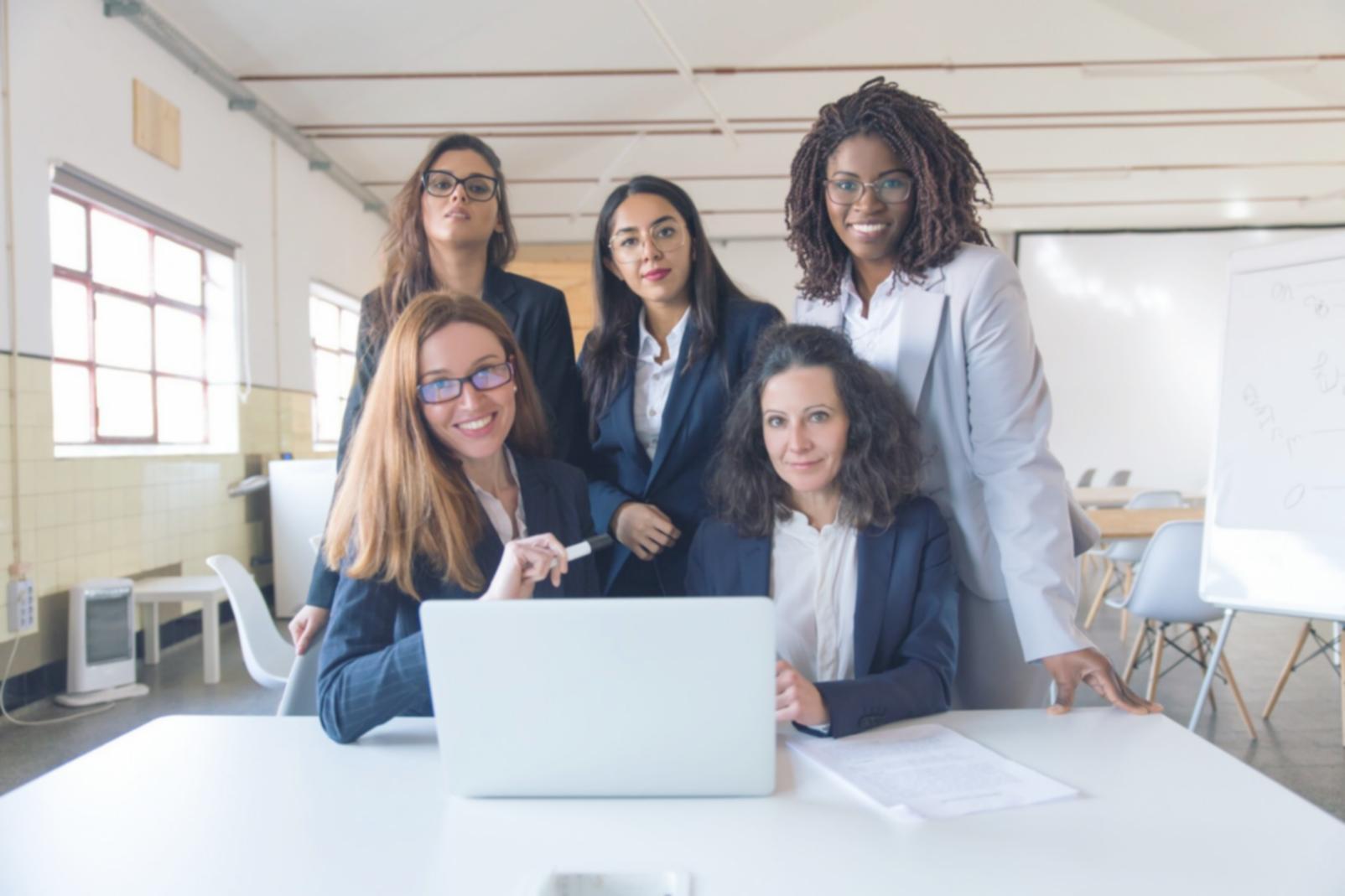 Команда дизайнеров работает над совместным проектом