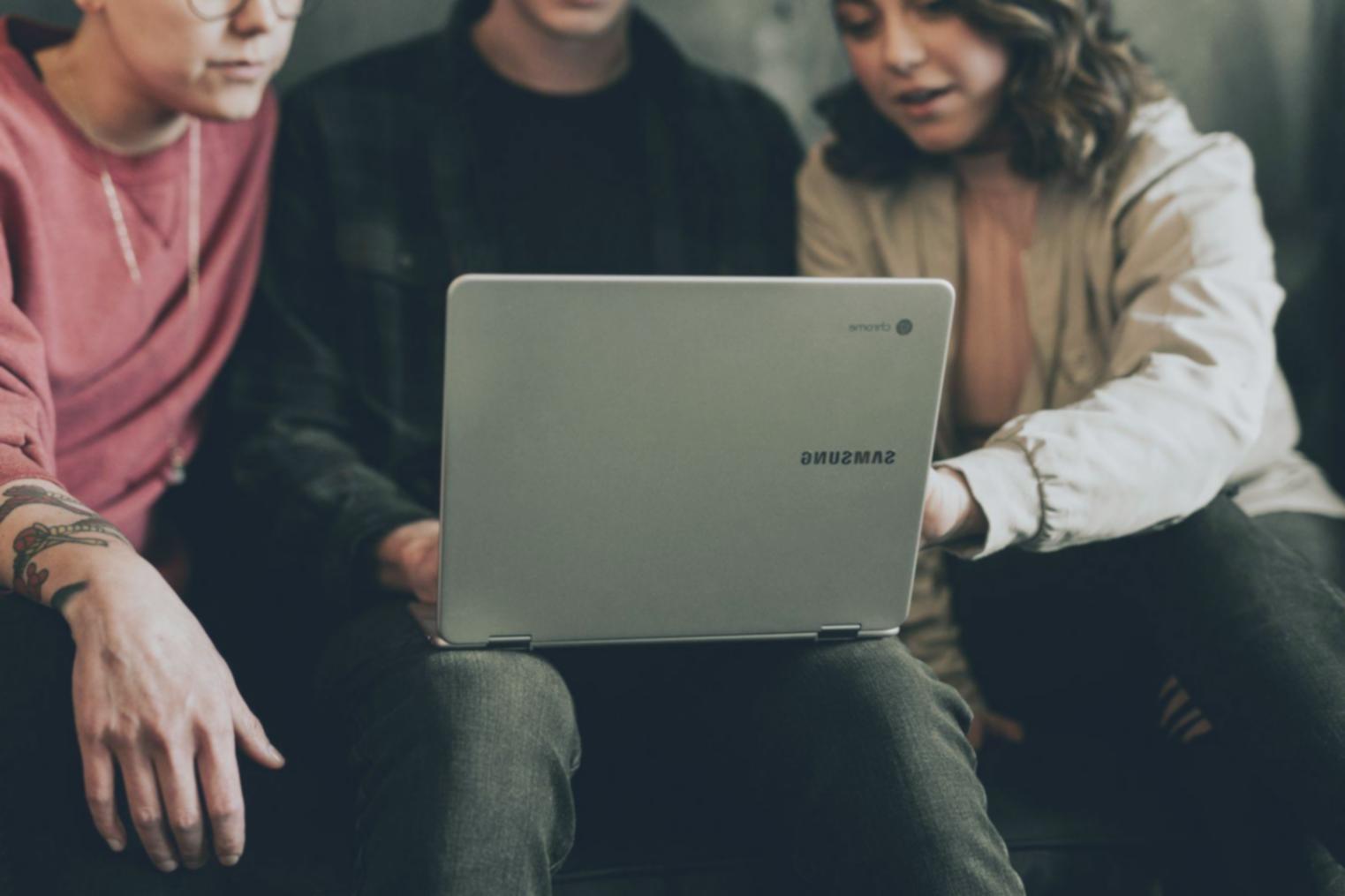 Современное рабочее пространство дизайнера с творческими материалами