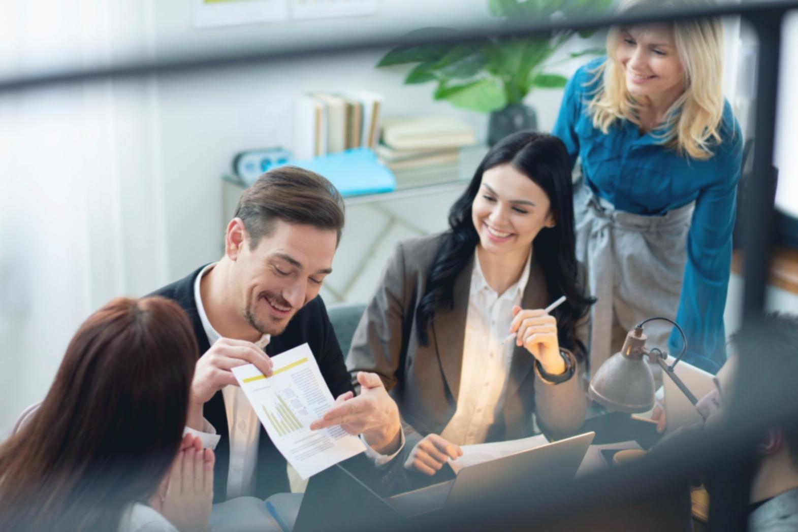 Современная студия дизайна с профессиональным оборудованием